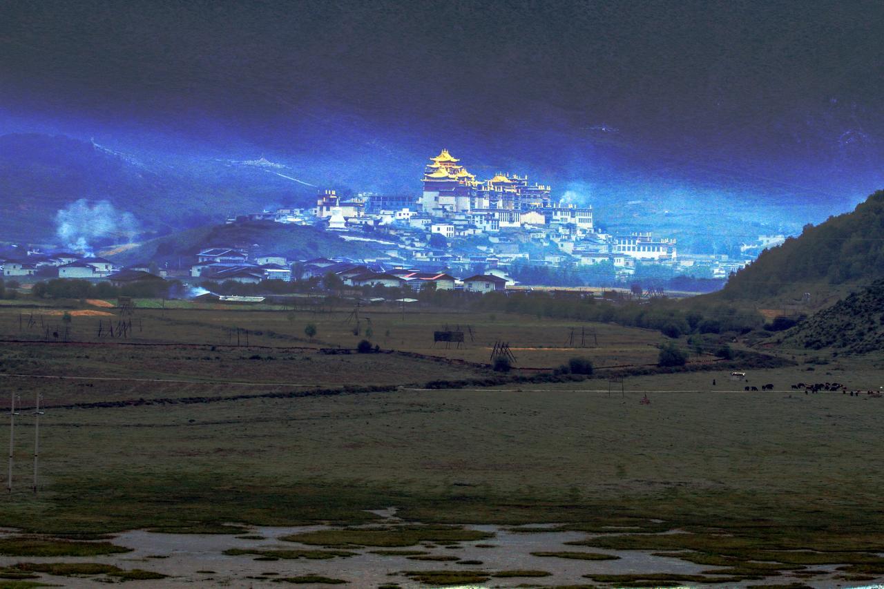 Energy Space Healing Inn Shangri-La Esterno foto